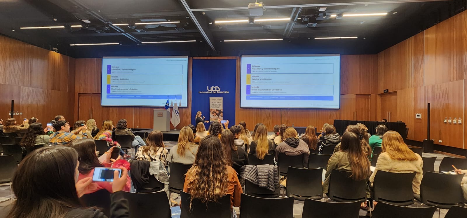 Geraldine Gibson durante una relatoría en la Universidad del Desarrollo